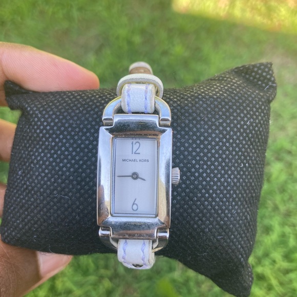 Michael Kors Tank Watch Women 18mm Silver Tone Retangle MK 2057 New Battery 5-7" - Picture 1 of 9